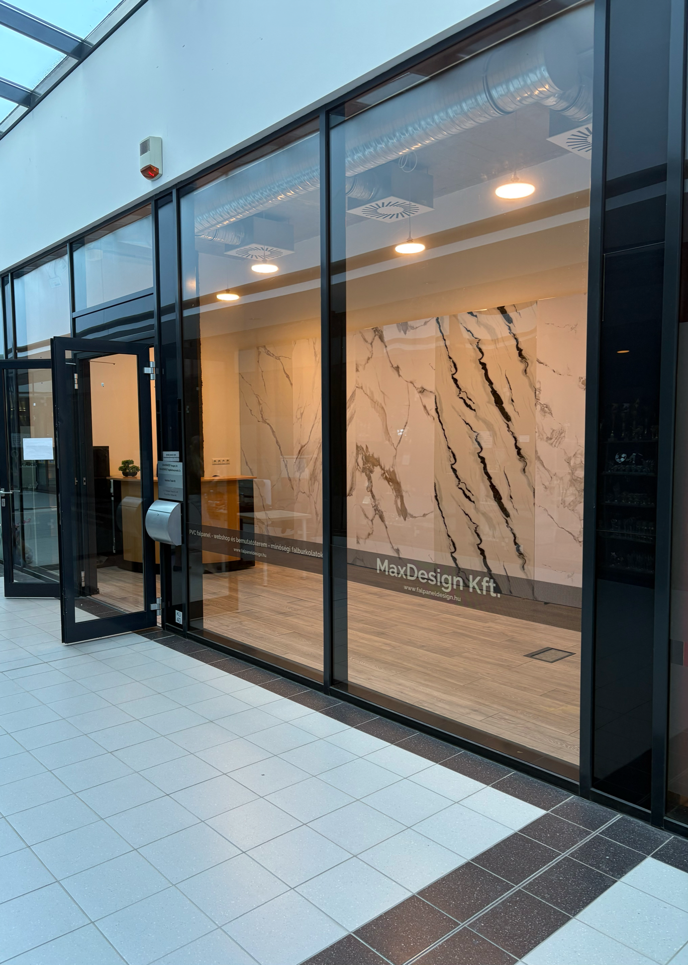 üzletház - bemutatóterem